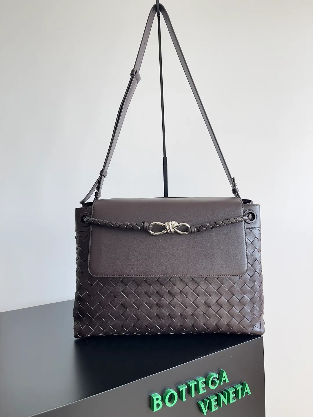 Batch 2460 BOTTEGA VENETA 2025 new men's ANDIAMO backpack Bottega Veneta's main recommendation is undoubtedly Andiamo. The first new favorite of 2025 is a men's splayed buckle bag. It can be seen that the designer has used many small ideas. The detachable cross-body strap is very convenient for elite office workers to carry their work diary. Reduce the burden on your hands when carrying office supplies. The interior is divided into two large compartments and a small zippered compartment. Unlike the women's model, the compartments here are not detachable. The fixed large single layer also makes it easier to pack lightly when going out to work and avoids the accumulation of too many small items. Style number: 807715 Size: 37*26*13cm